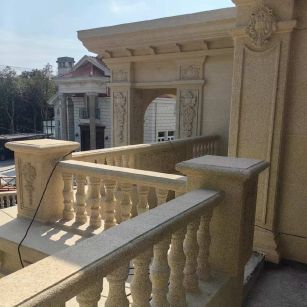 林芝 黄金麻别墅外墙干挂雕花配合阳台栏杆花瓶柱