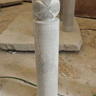 林芝 芝麻白花岗岩石材挡车石柱、停车柱、圆柱挡车柱、方柱挡车柱等