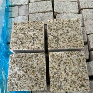 林芝 黄金麻花岗岩自然面小方块，弹石，马蹄石等