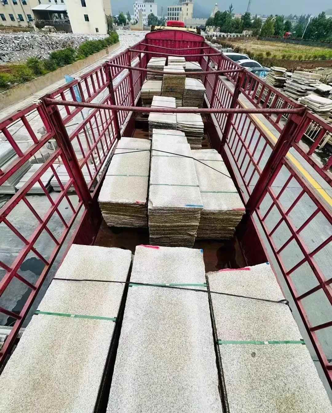 林芝 黄金麻花岗岩荔枝面，光面毛板装车完成