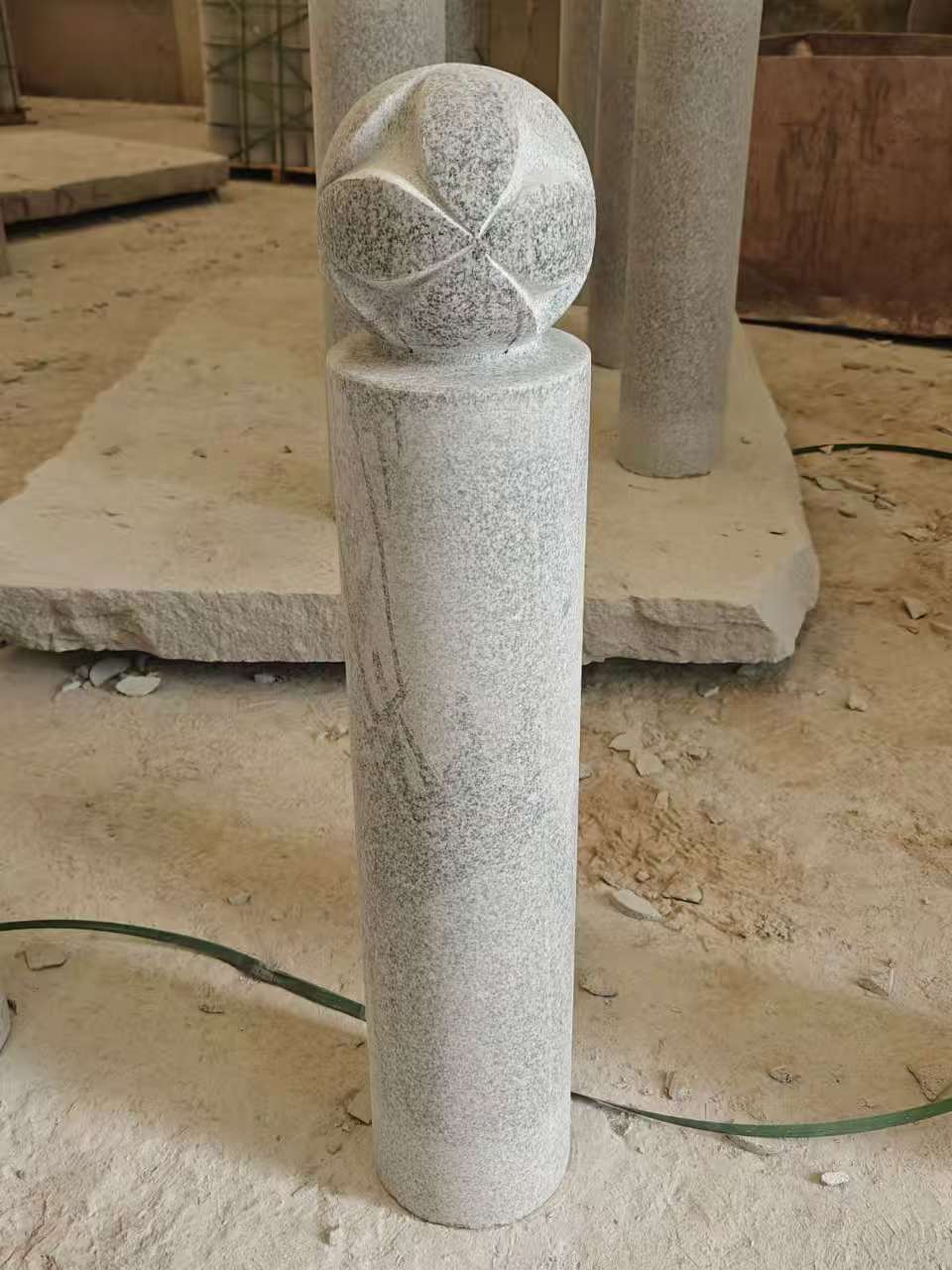 林芝 芝麻白花岗岩石材挡车石柱、停车柱、圆柱挡车柱、方柱挡车柱等