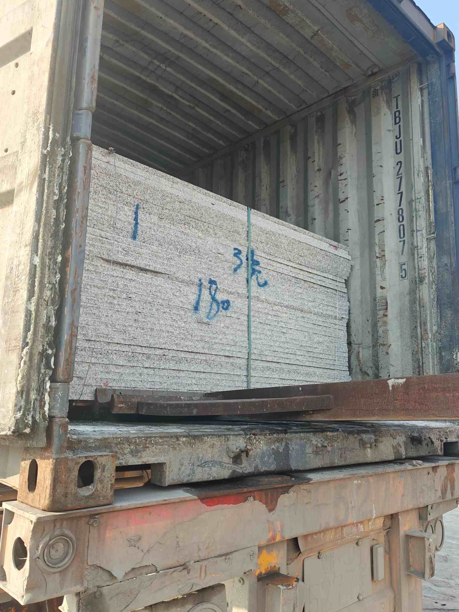 林芝 芝麻白花岗岩石材3.0公分光面毛板装柜出货