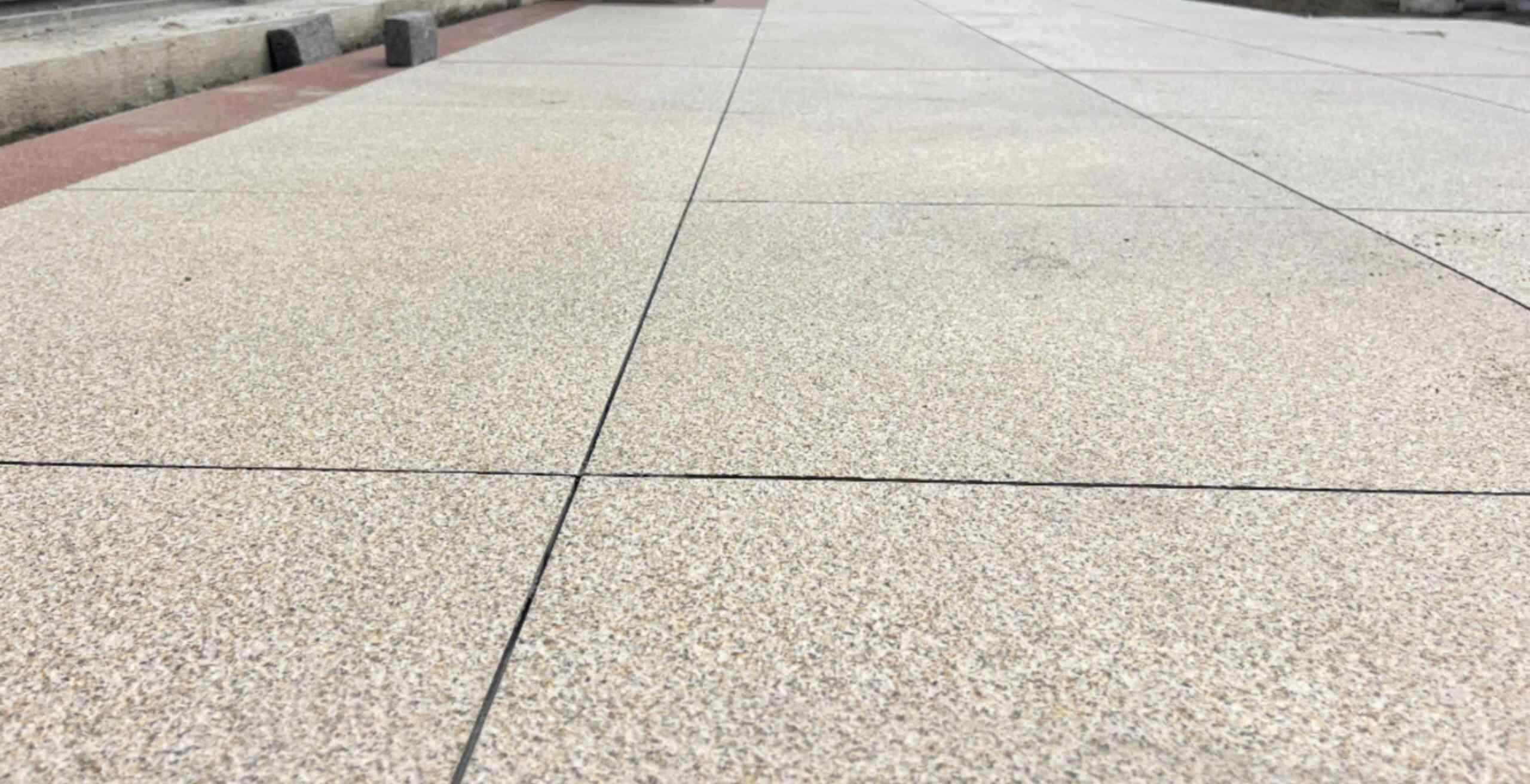 林芝 黄金麻花岗岩石板材荔枝面地面铺装效果