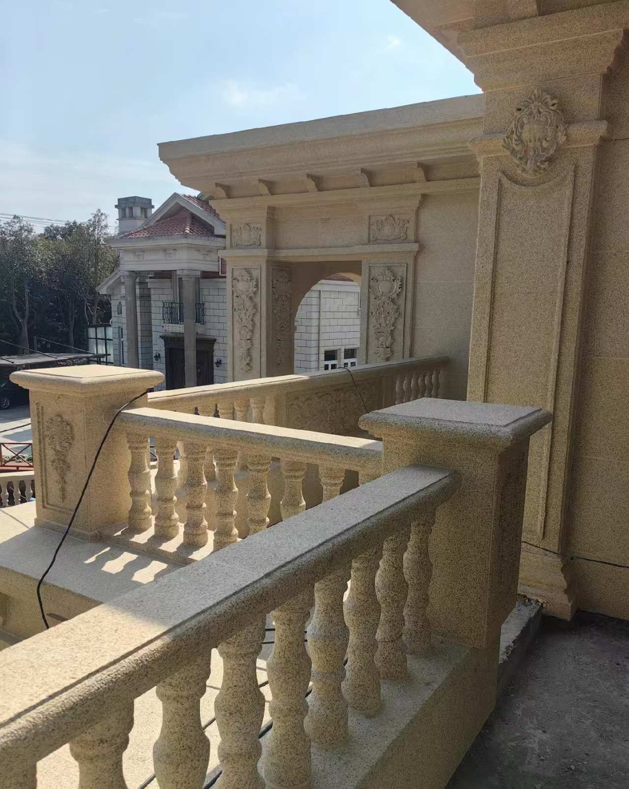 林芝 黄金麻别墅外墙干挂雕花配合阳台栏杆花瓶柱