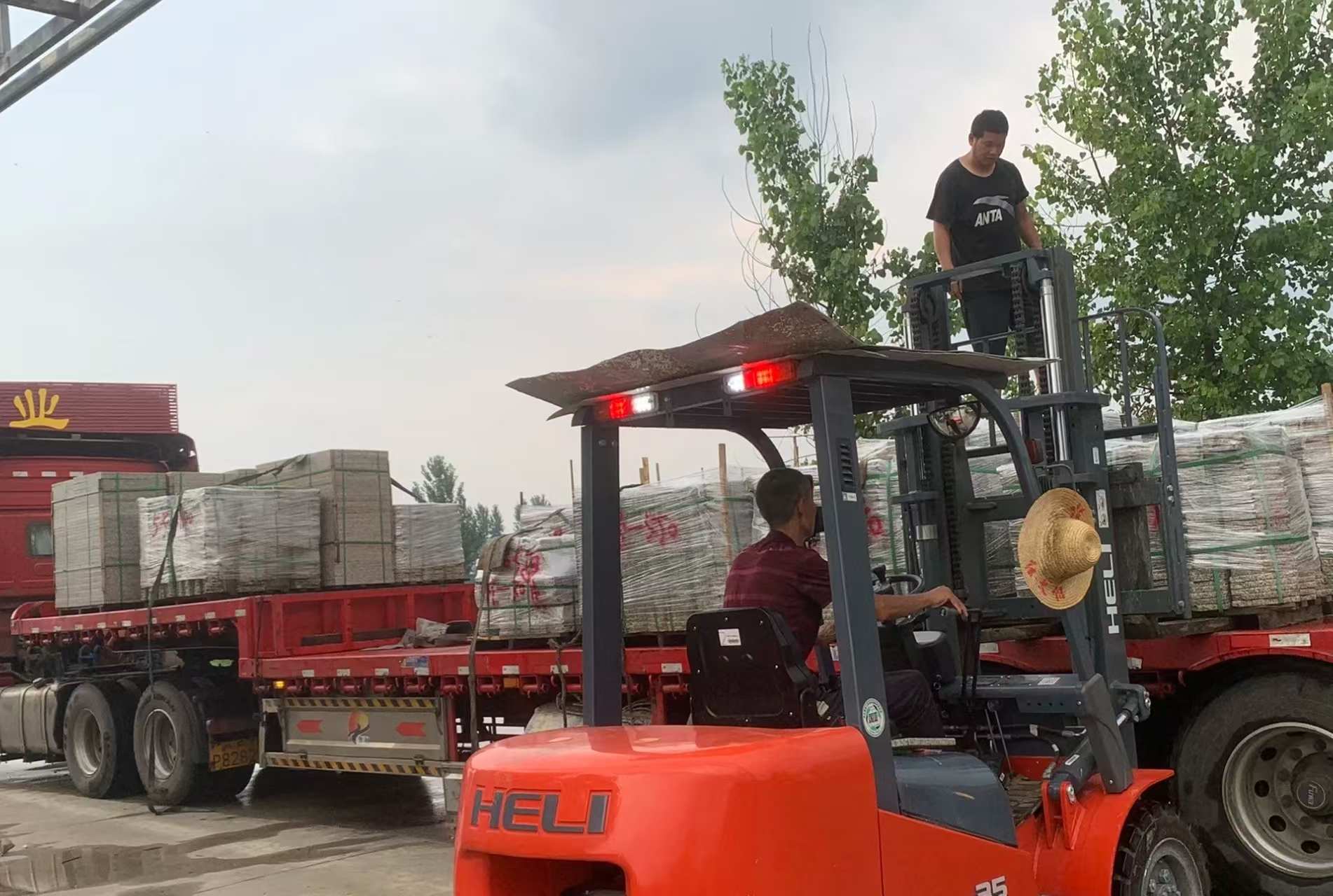 林芝 黄金麻冰裂纹，地铺石装车