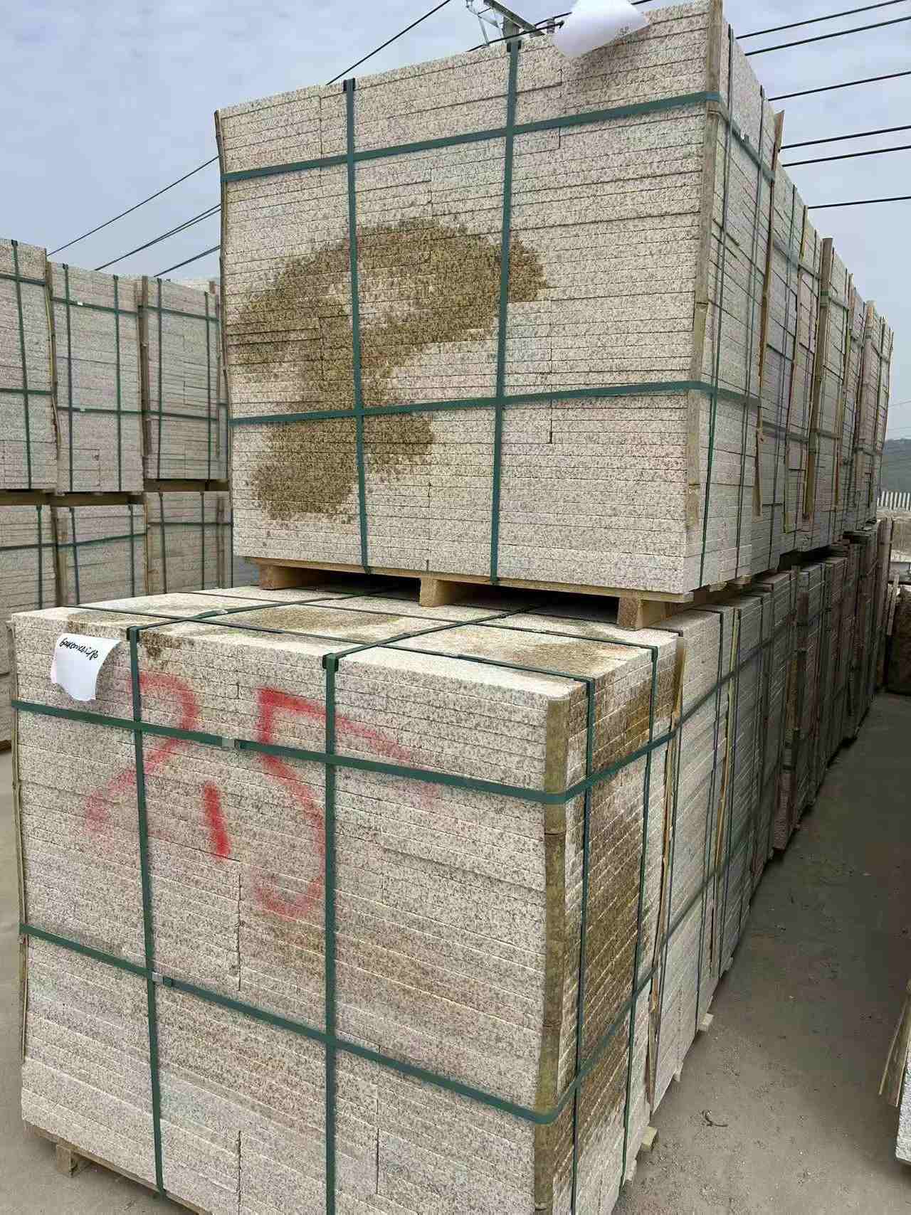 林芝 黄金麻花岗岩石材荔枝面地铺石2.5*300*600