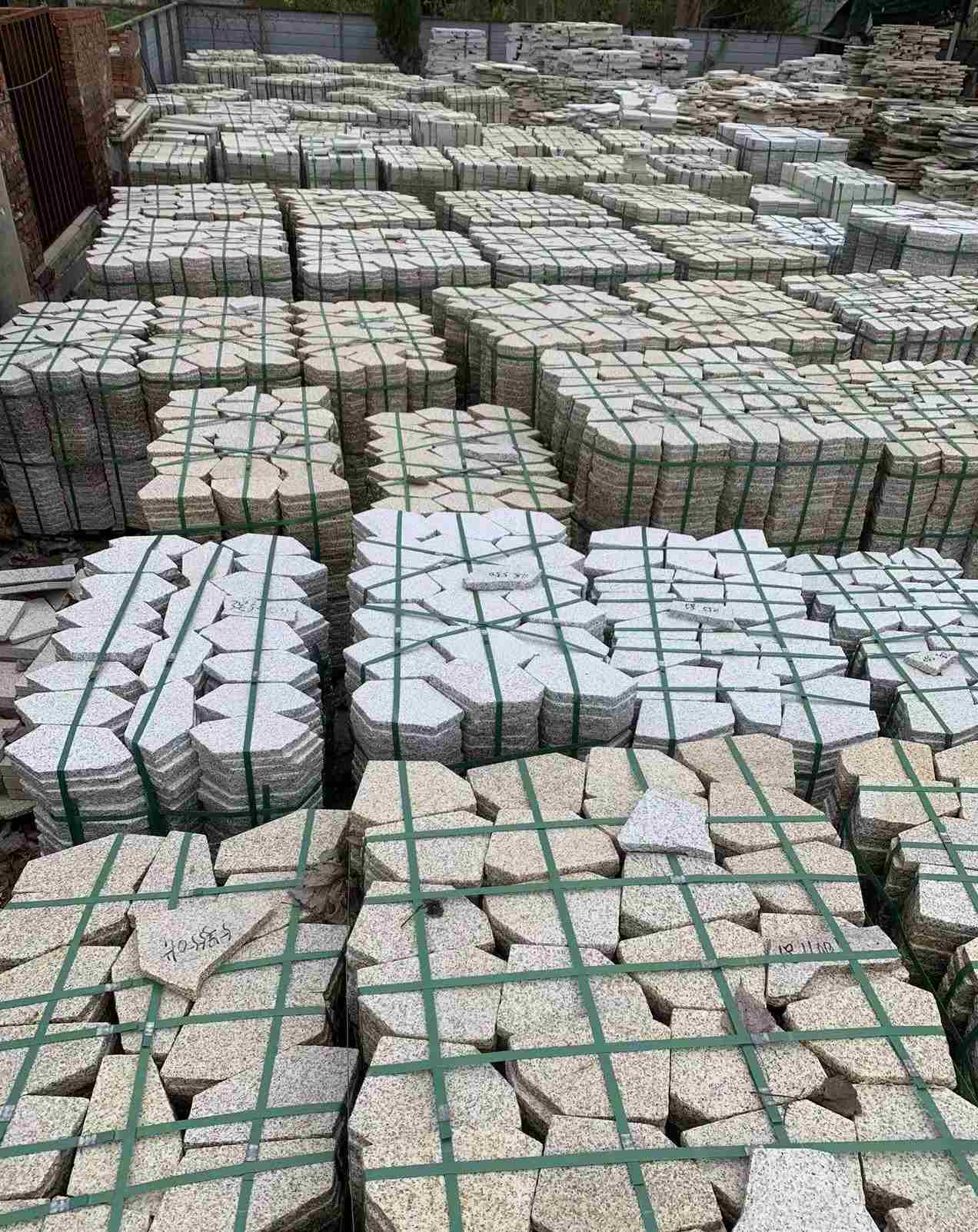 林芝 黄金麻白麻花岗岩荔枝面地铺石(冰裂纹)