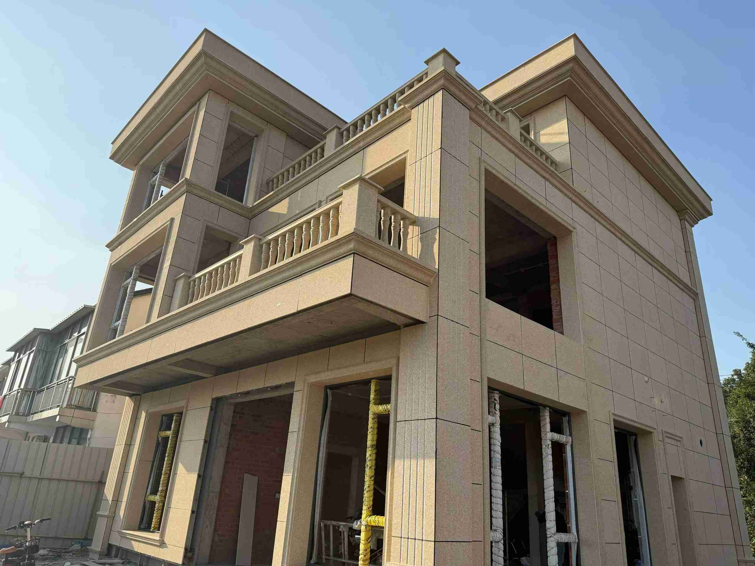 林芝 黄金麻花岗岩石材荔枝面外墙干挂效果展示