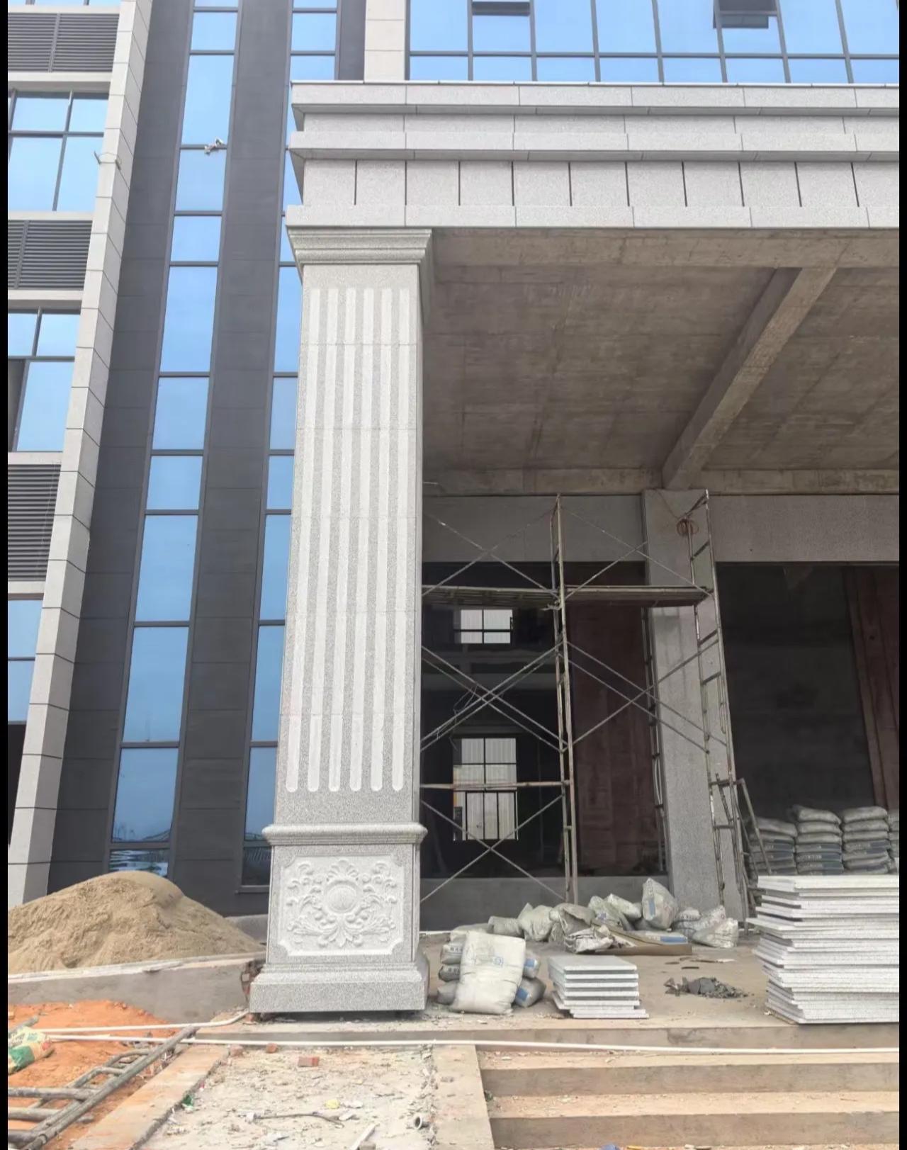 林芝 芝麻白光面花岗岩门楼大柱（罗马柱）配雕花底座