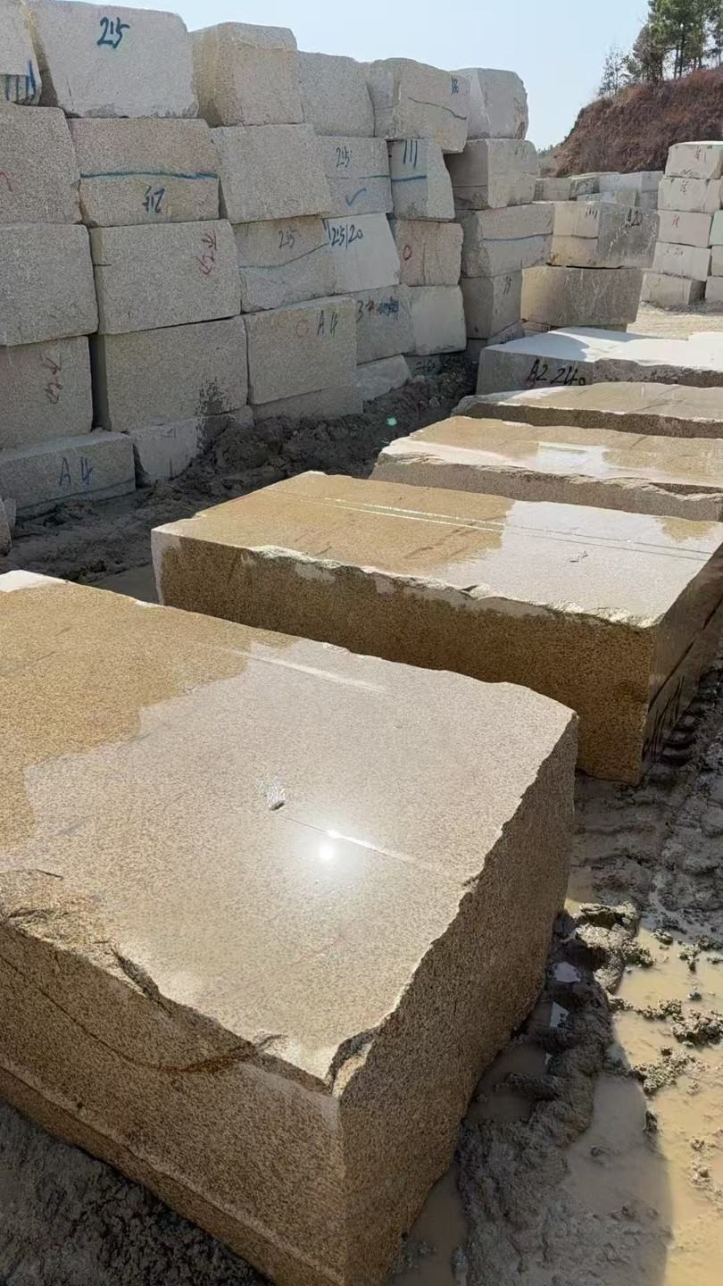 林芝 黄金麻方料堆场洗料分选中，原材料充足