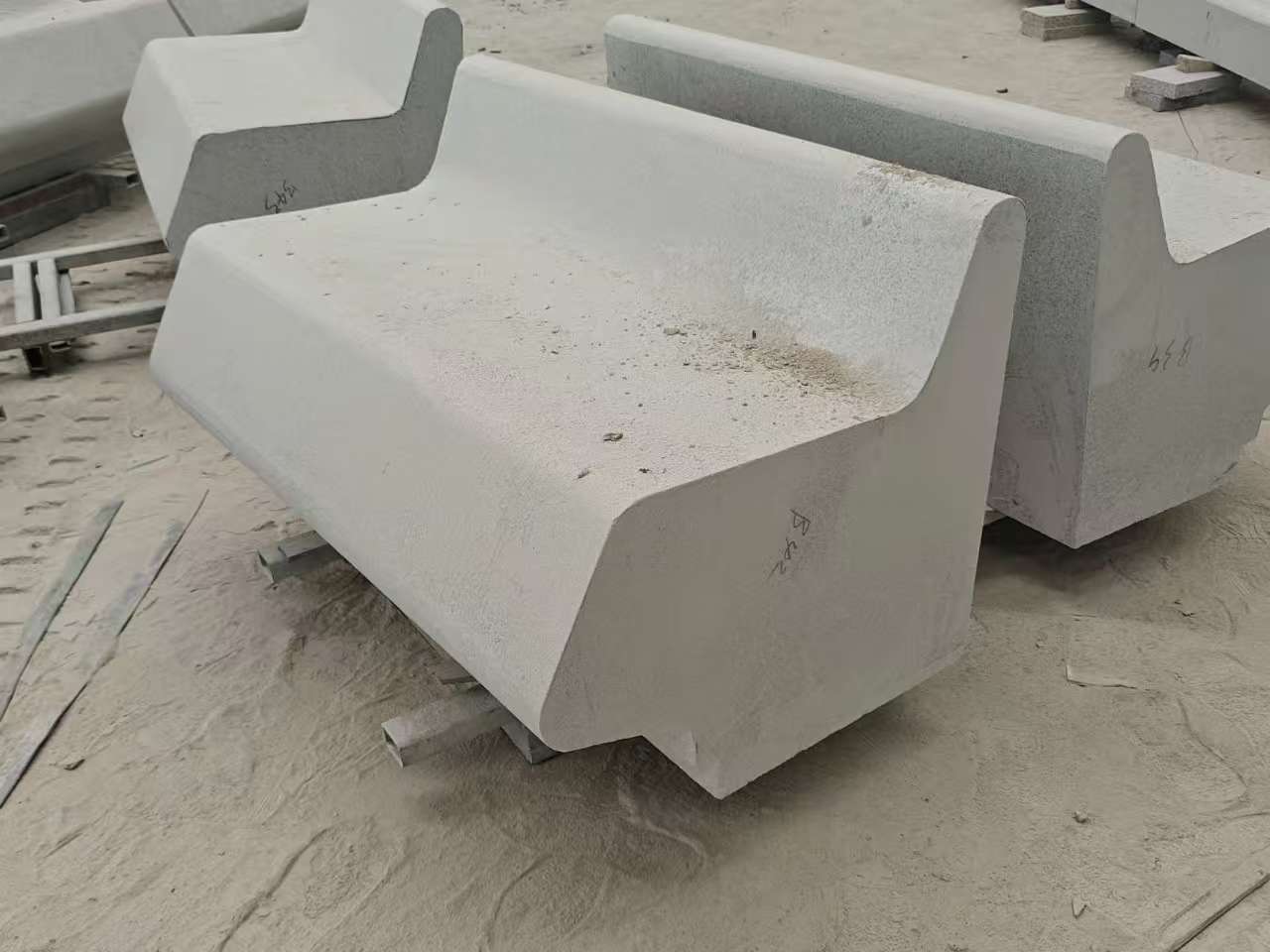 林芝 芝麻白花岗岩异形坐凳，石凳