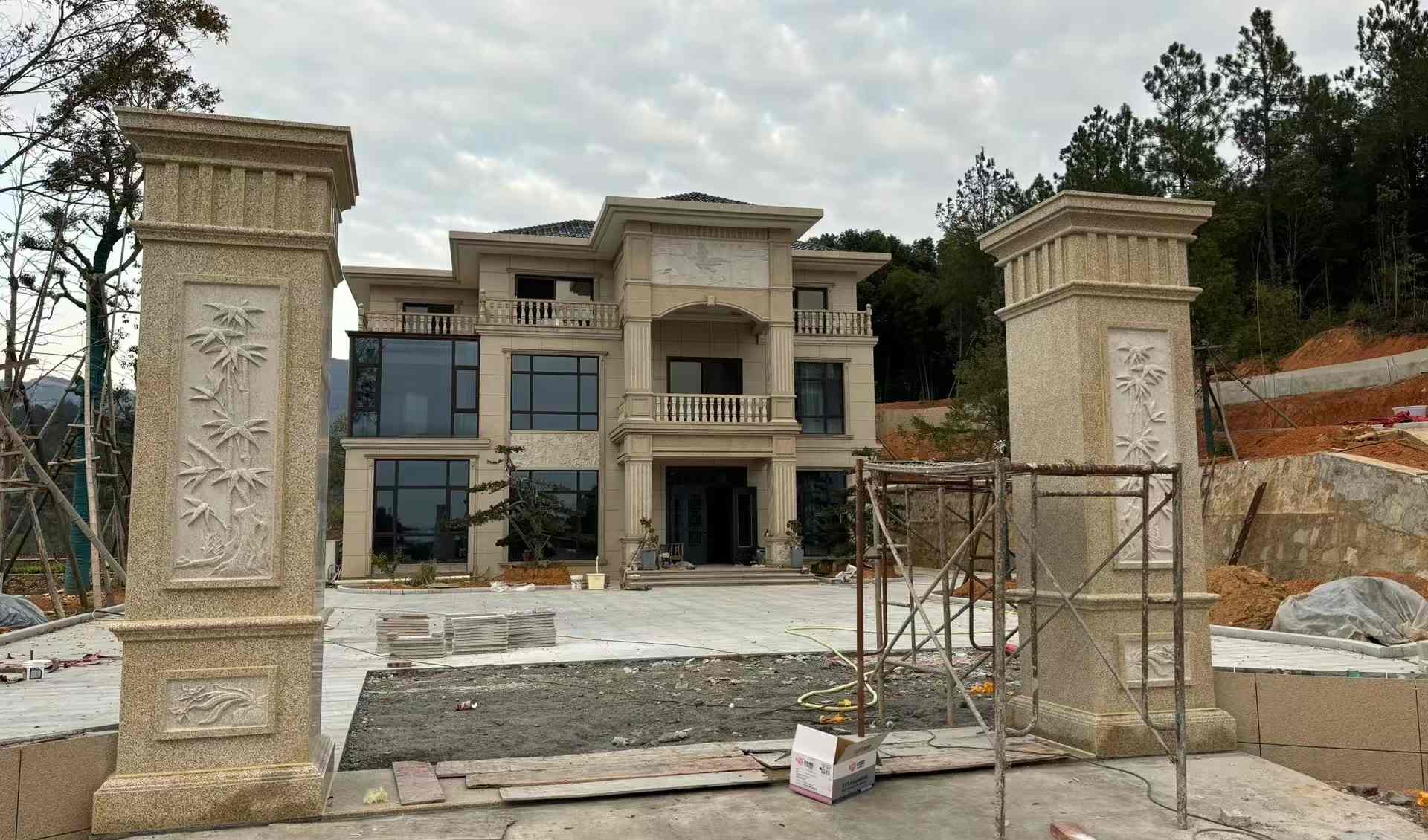 林芝 黄金麻花岗岩别墅雕花外墙干挂配上门口雕花罗马柱