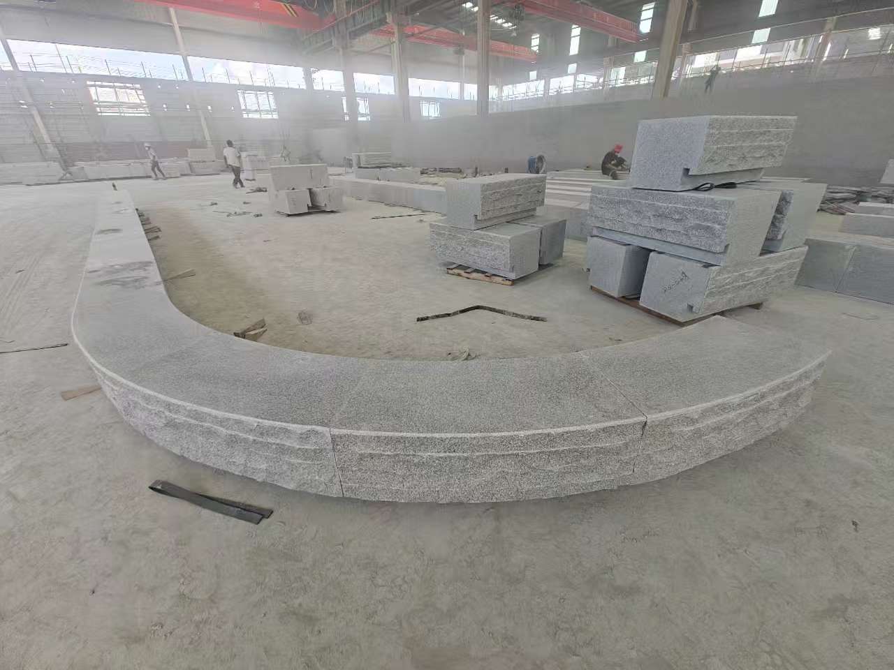 林芝 芝麻白异形坐凳，自然面光面弧形加工