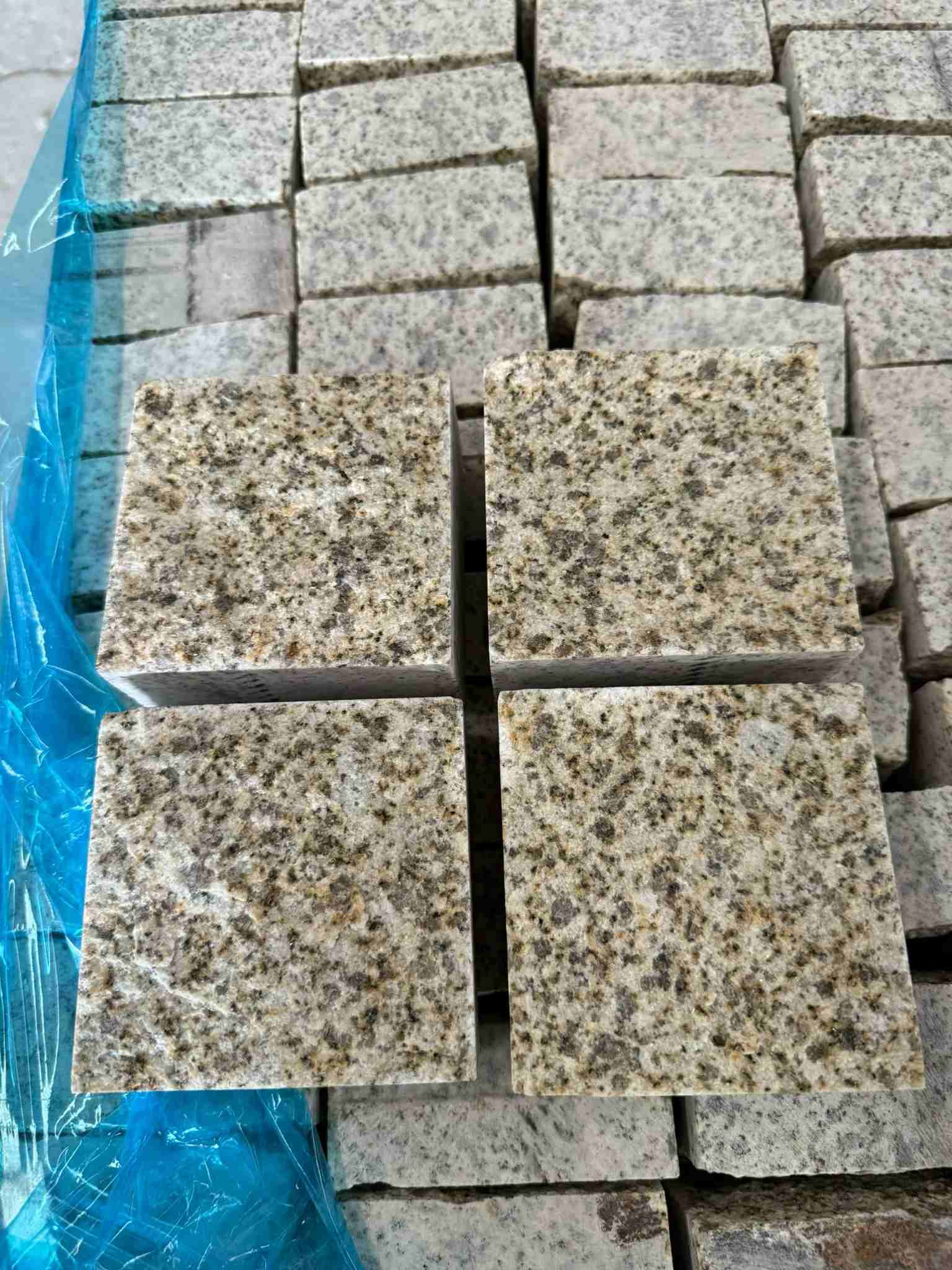 林芝 黄金麻花岗岩自然面小方块，弹石，马蹄石等