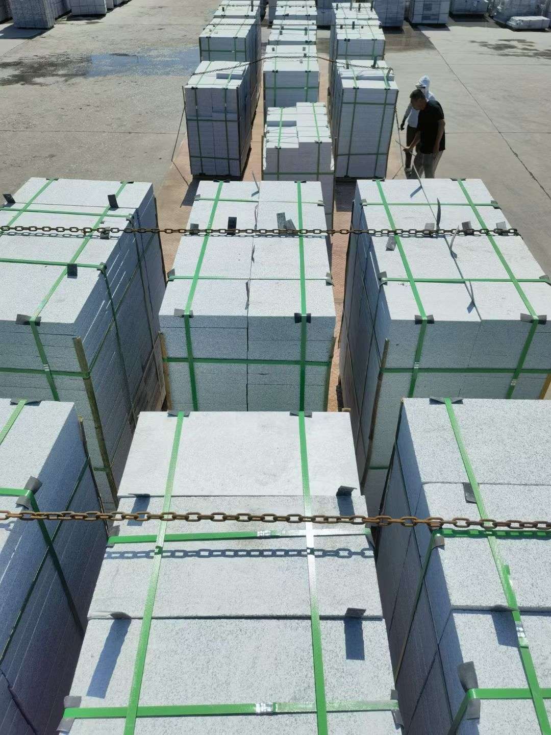 林芝 芝麻白花岗岩5公分地铺石 花岗岩厂家工厂装车日常