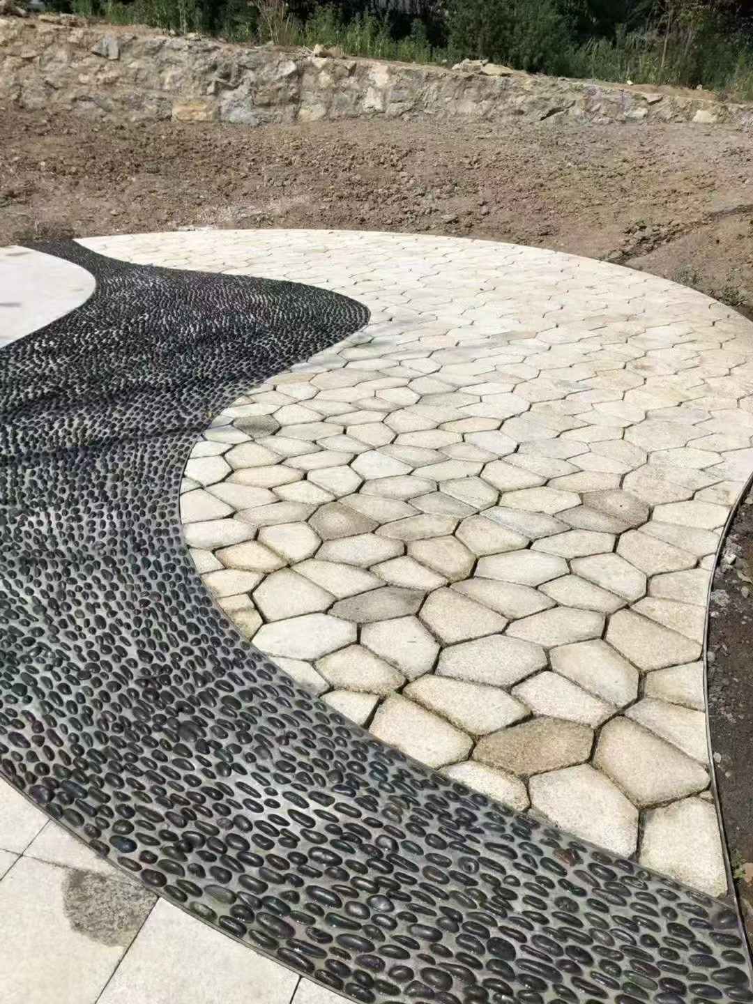 林芝 黄金麻冰裂纹地铺石工地铺装案例