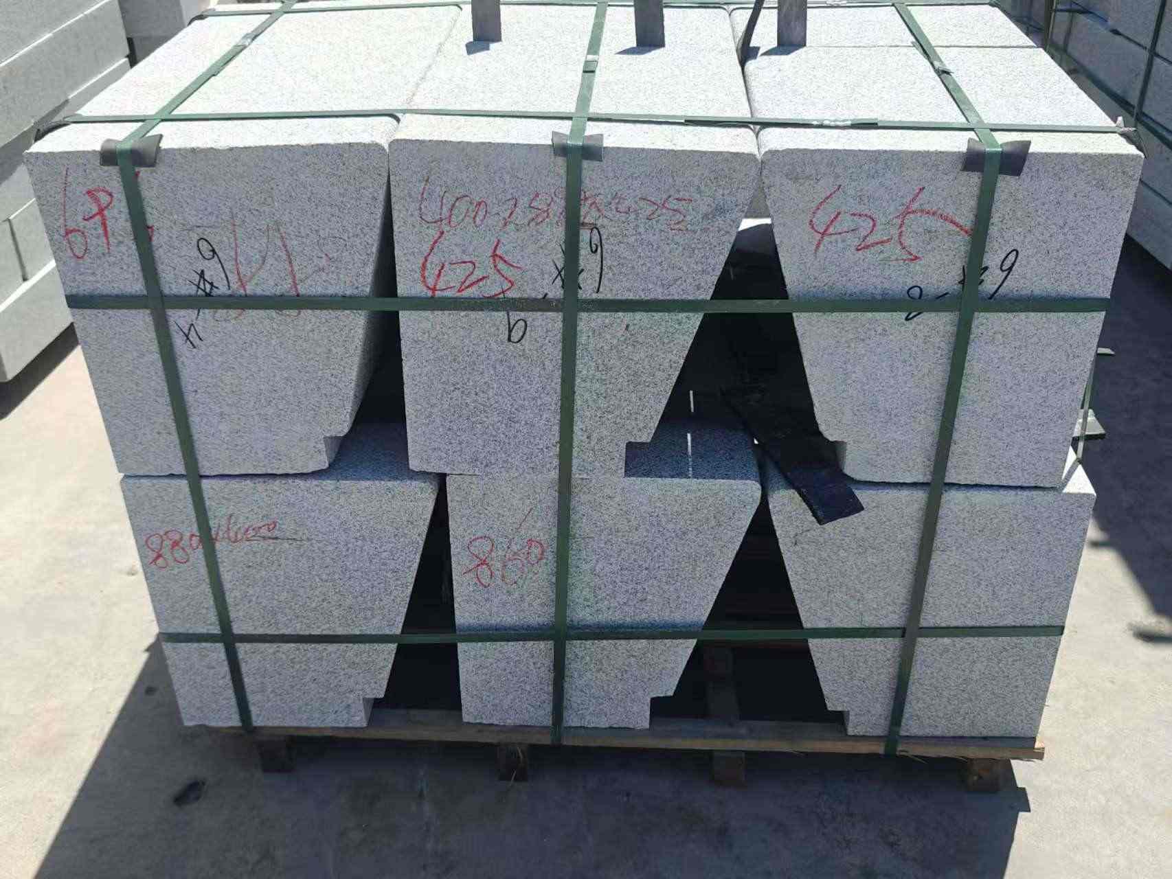 林芝 芝麻白异形坐凳，石凳