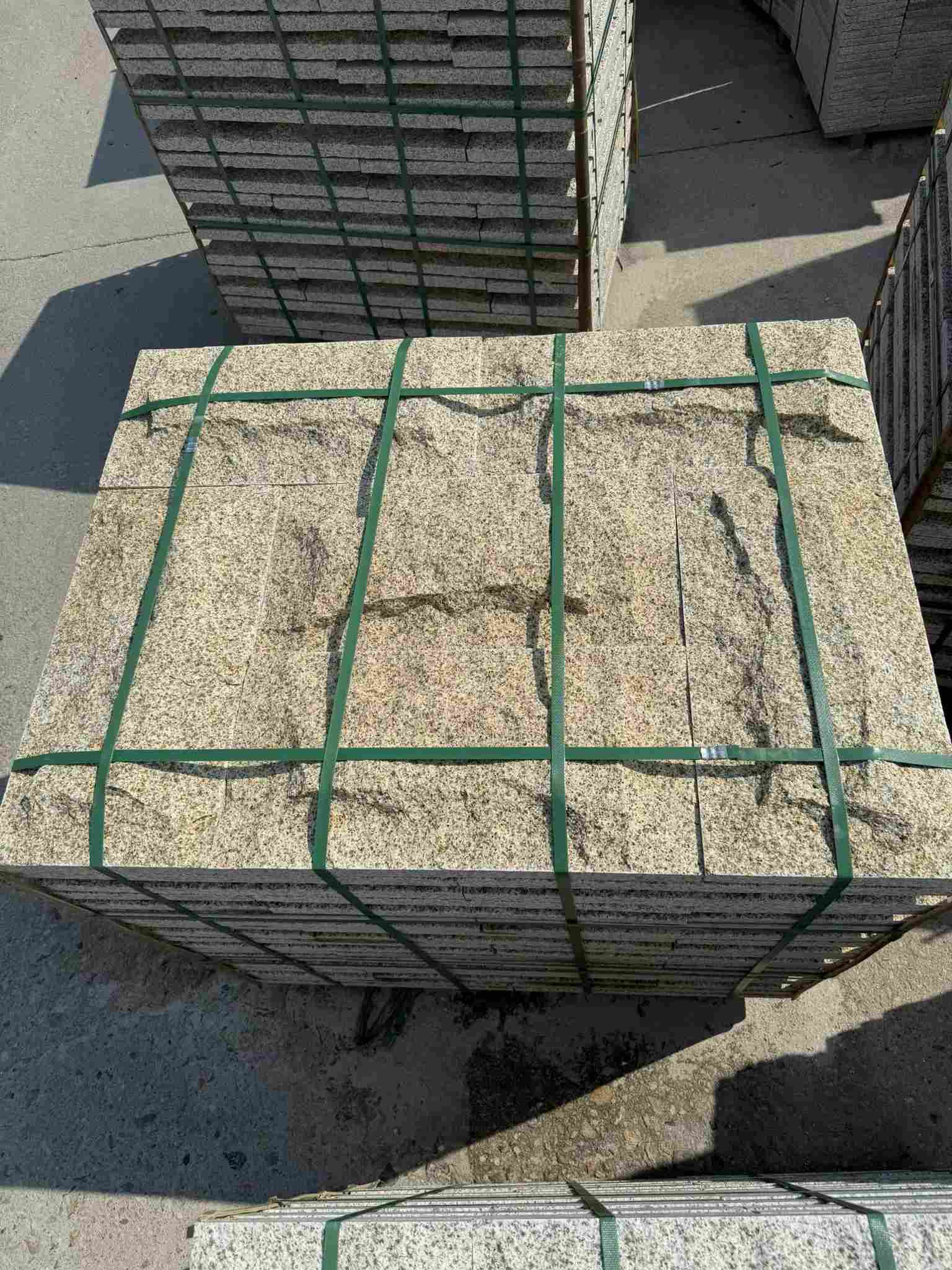 林芝 黄金麻花岗岩石材自然面蘑菇石成品