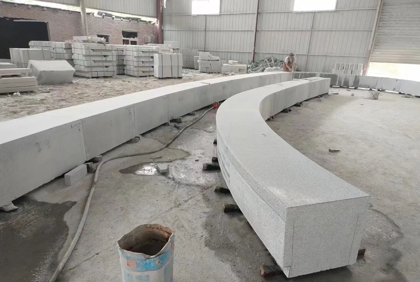 林芝芝麻白花岗岩石板材 园林光面弧形坐凳